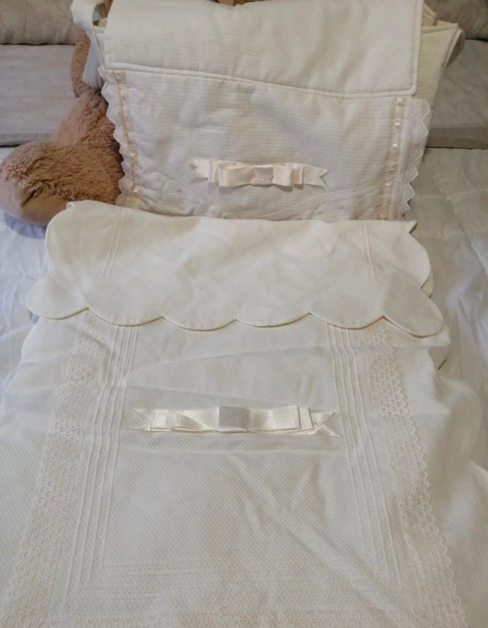 Bolso y colcha para capazo de bebé 